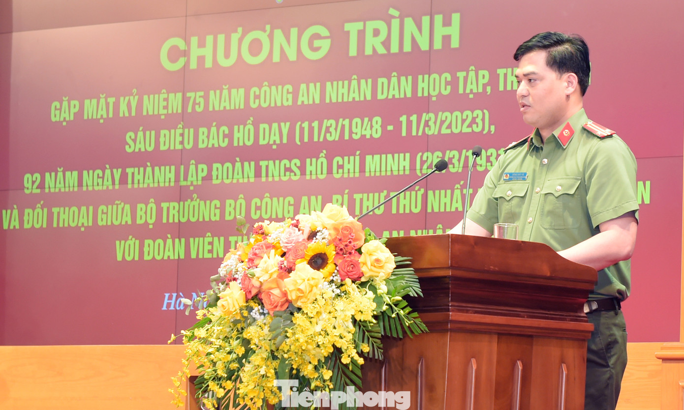 Trung tá Đồng Đức Vũ trình bày diễn văn kỷ niệm. Ảnh: Xuân Tùng Trung tá Đồng Đức Vũ trình bày diễn văn kỷ niệm. Ảnh: Xuân Tùng