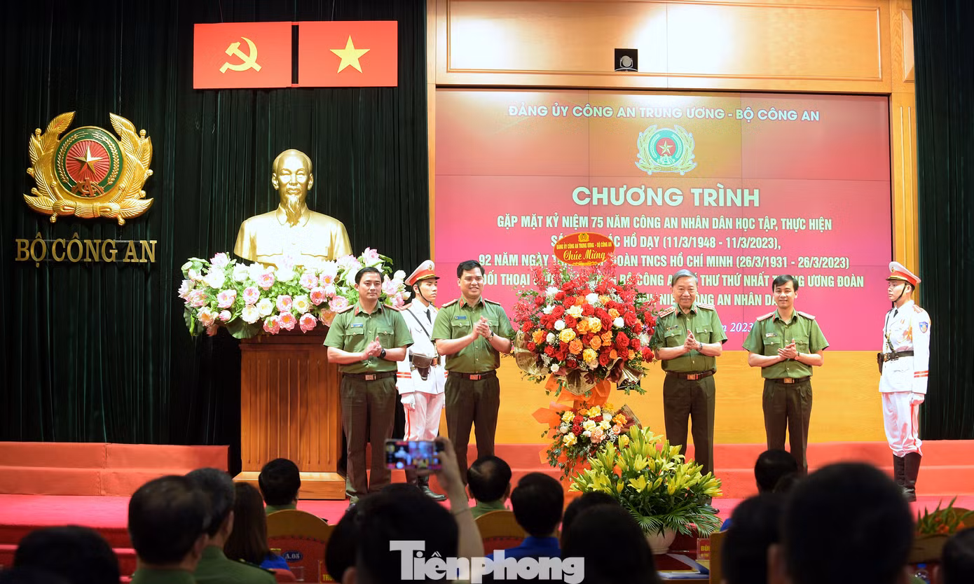 Bộ trưởng Tô Lâm tặng hoa chúc mừng Ban Thanh niên Công an. Ảnh: Xuân Tùng