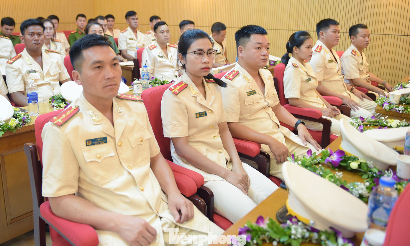 Các gương công an được tuyên dương trong chương trình. Ảnh: Xuân Tùng Các gương công an được tuyên dương trong chương trình. Ảnh: Xuân Tùng