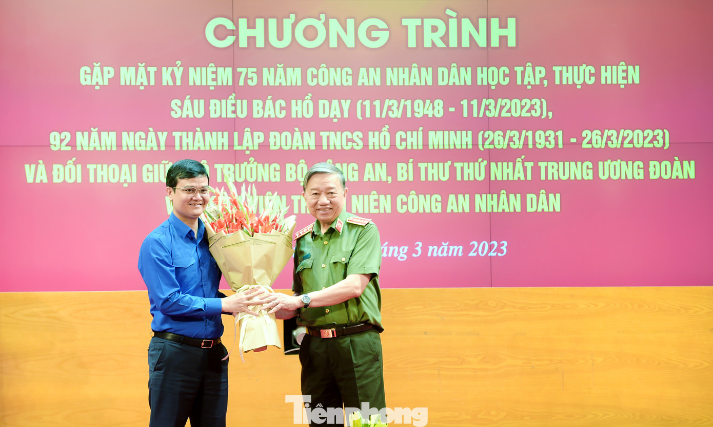 Bộ trưởng Tô Lâm tặng hoa chúc mừng 92 năm Ngày thành lập Đoàn TNCS Hồ Chí Minh tới Bí thư thứ nhất T.Ư Đoàn Bùi Quang Huy. Ảnh: Xuân Tùng Bộ trưởng Tô Lâm tặng hoa chúc mừng 92 năm Ngày thành lập Đoàn TNCS Hồ Chí Minh tới Bí thư thứ nhất T.Ư Đoàn Bùi Quang Huy. Ảnh: Xuân Tùng