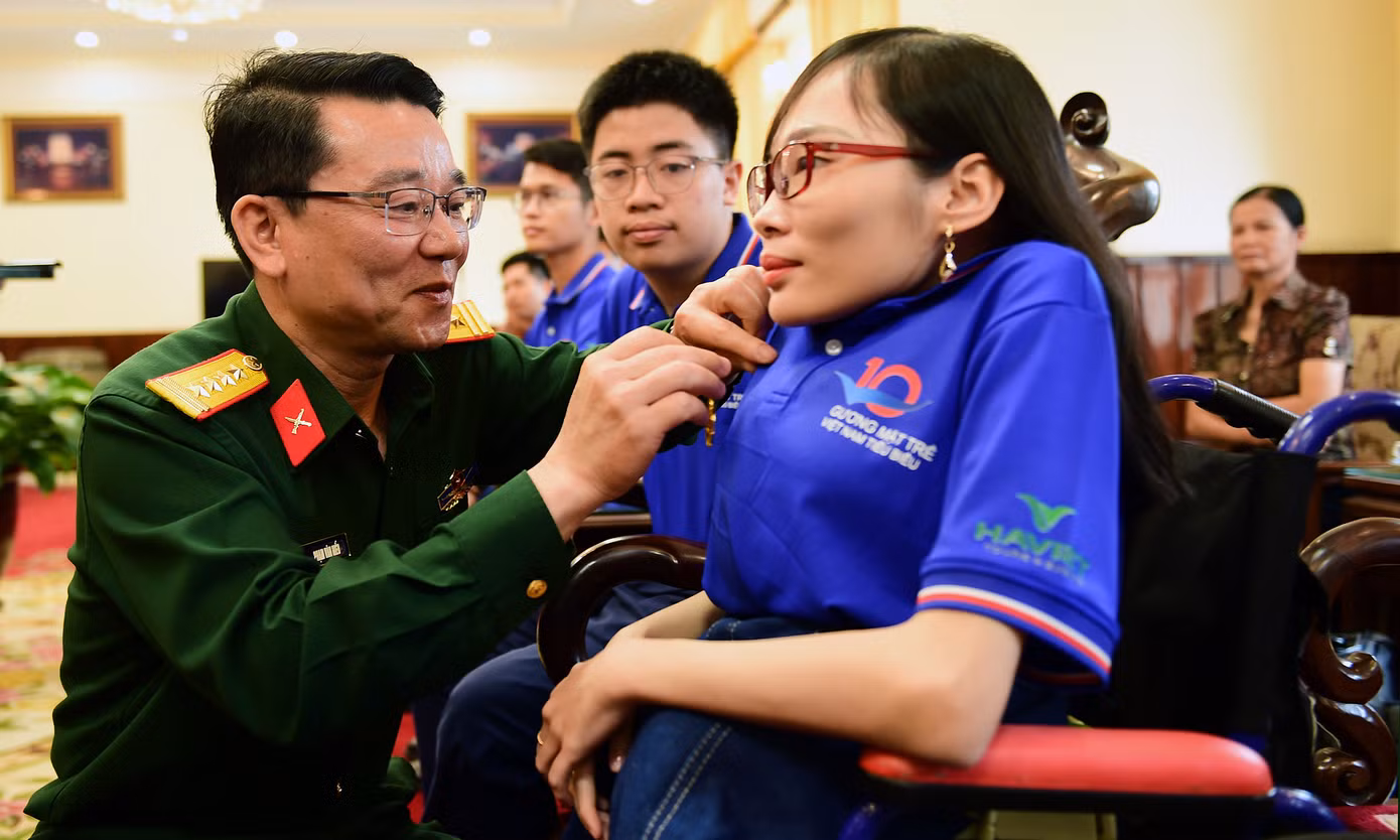 Đại tá Phạm Trung Hiếu trao tặng Huy hiệu Bác Hồ cho các đại biểu.