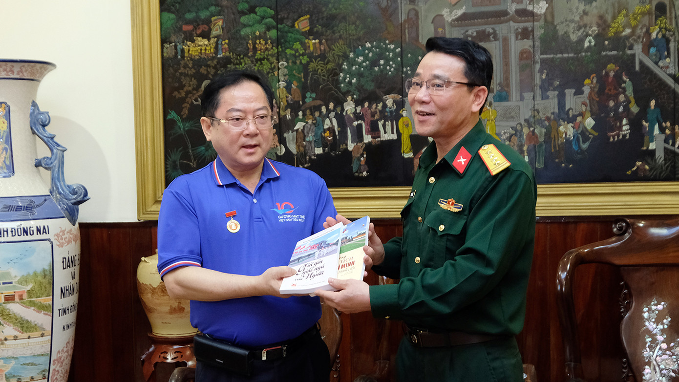 Đại tá Phạm Văn Hiếu - Phó Chính ủy Bộ tư lệnh Bảo vệ Lăng Chủ tịch Hồ Chí Minh tặng nhà báo Lê Xuân Sơn - Tổng Biên tập báo Tiền Phong hai cuốn sách “Giữ yên giấc ngủ của Người” và “Lăng Chủ tịch Hồ Chí Minh đài hoa vĩnh cửu”. Ảnh: Hồng Vĩnh