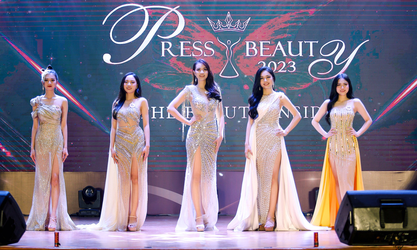 5 thí sinh lọt vào phần thi ứng xử. Ảnh: BTC