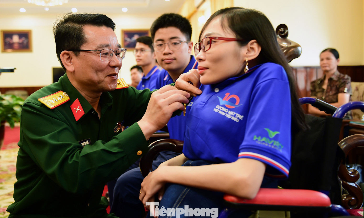 Đại tá Phạm Trung Hiếu trao tặng Huy hiệu Bác Hồ cho các đại biểu. Đại tá Phạm Trung Hiếu trao tặng Huy hiệu Bác Hồ cho các đại biểu.