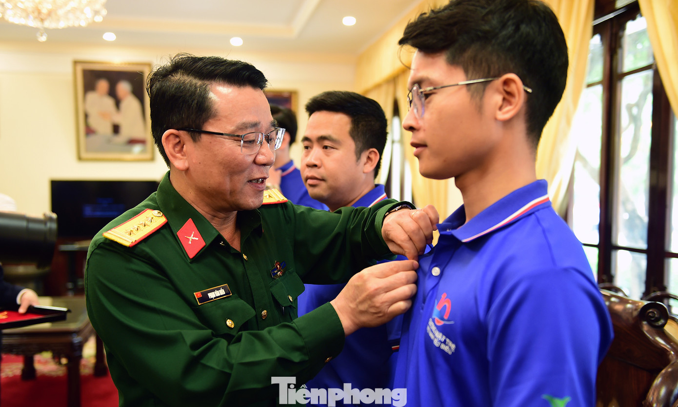 Đại tá Phạm Trung Hiếu trao tặng Huy hiệu Bác Hồ cho các đại biểu. Đại tá Phạm Trung Hiếu trao tặng Huy hiệu Bác Hồ cho các đại biểu.