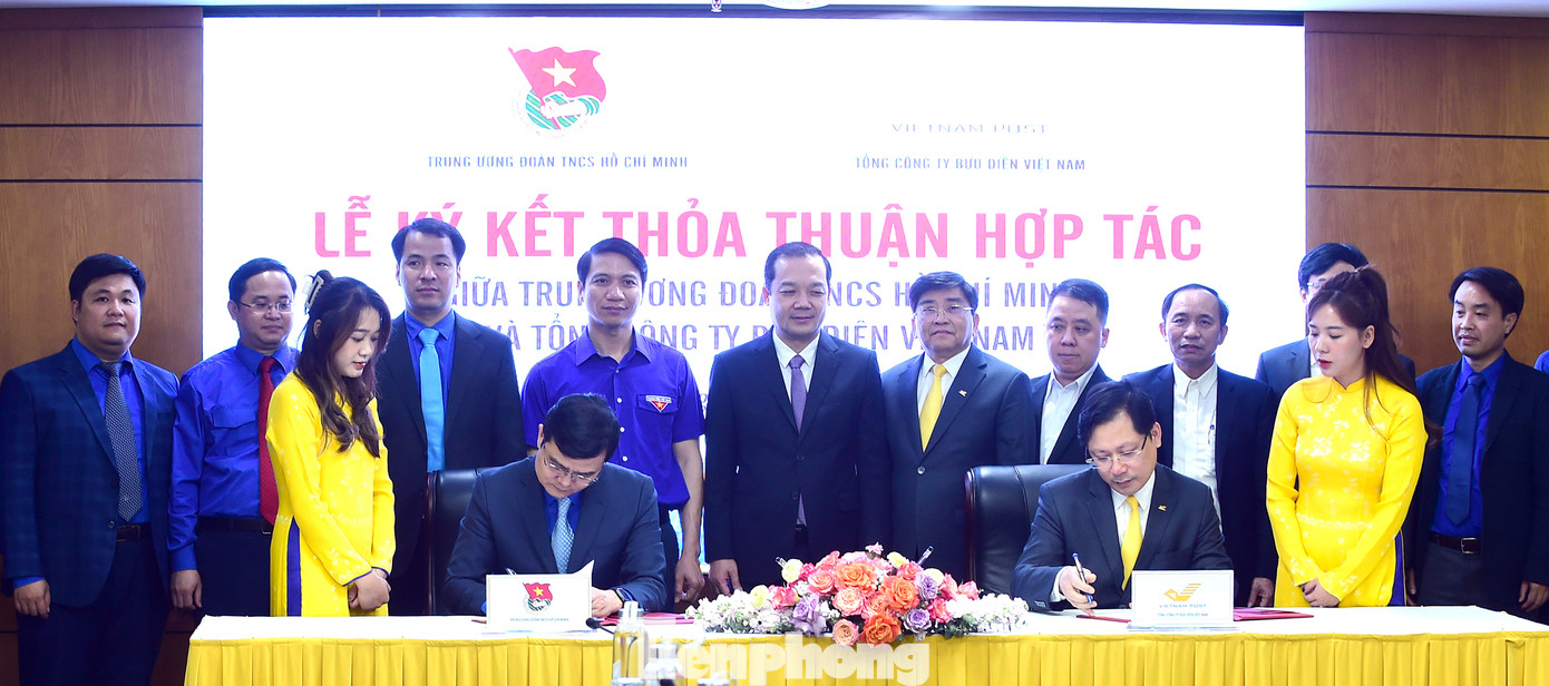 Anh Bùi Quang Huy và ông Chu Quang Hào ký kết thỏa thuận hợp tác. Ảnh: Xuân Tùng
