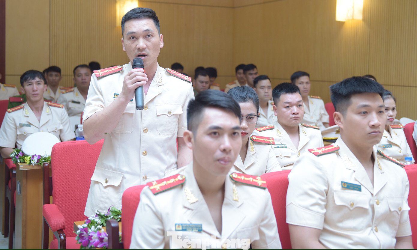 Buổi đối thoại ghi nhận được nhiều ý kiến, đề xuất của đoàn viên thanh niên công an. Ảnh: Xuân Tùng Buổi đối thoại ghi nhận được nhiều ý kiến, đề xuất của đoàn viên thanh niên công an. Ảnh: Xuân Tùng