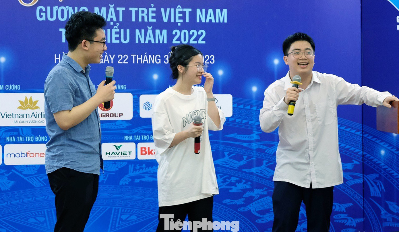 "Bộ ba" đoạt Huy chương Vàng quốc tế Ngô Quý Đăng, Võ Hoàng Hải và Nguyễn Thiên Ngân đã hội ý nhanh và cùng thể hiện bài "Đoàn ca". Đại diện nhóm, Ngô Quý Đăng chia sẻ, cả ba chọn bài hát này để hướng tới chào mừng kỷ niệm 92 năm Ngày thành lập Đoàn TNCS Hồ Chí Minh (26/3/1931 - 26/3/2023). Ảnh: Hoàng Mạnh Thắng "Bộ ba" đoạt Huy chương Vàng quốc tế Ngô Quý Đăng, Võ Hoàng Hải và Nguyễn Thiên Ngân đã hội ý nhanh và cùng thể hiện bài "Đoàn ca". Đại diện nhóm, Ngô Quý Đăng chia sẻ, cả ba chọn bài hát này để hướng tới chào mừng kỷ niệm 92 năm Ngày thành lập Đoàn TNCS Hồ Chí Minh (26/3/1931 - 26/3/2023). Ảnh: Hoàng Mạnh Thắng