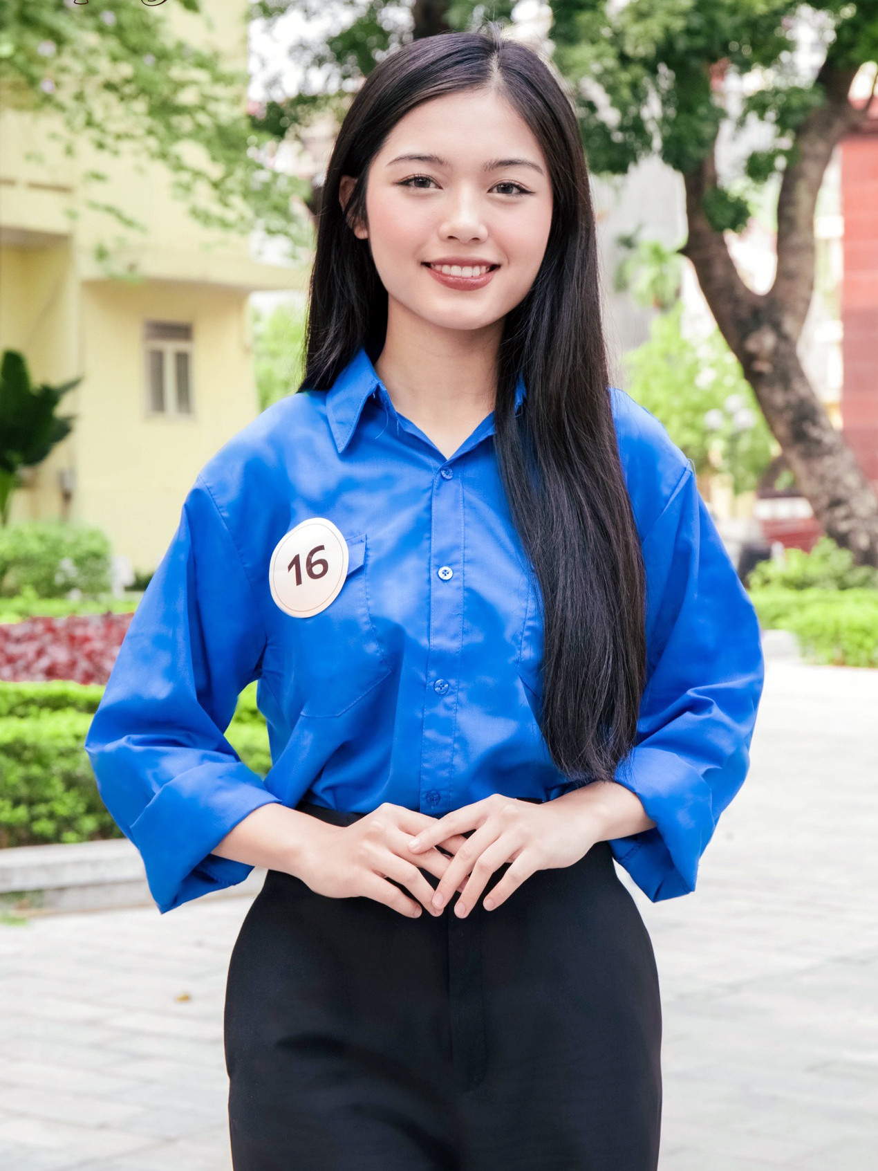 Uyên Nhi khoe sắc trong màu áo xanh thanh niên. Ảnh: BTC Uyên Nhi khoe sắc trong màu áo xanh thanh niên. Ảnh: BTC