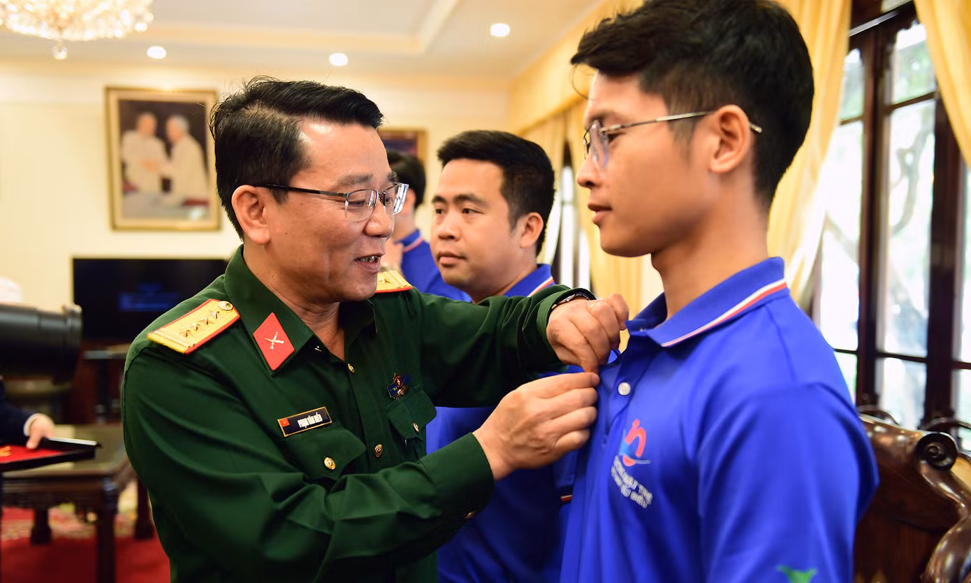 Đại tá Phạm Trung Hiếu trao tặng Huy hiệu Bác Hồ cho các đại biểu.