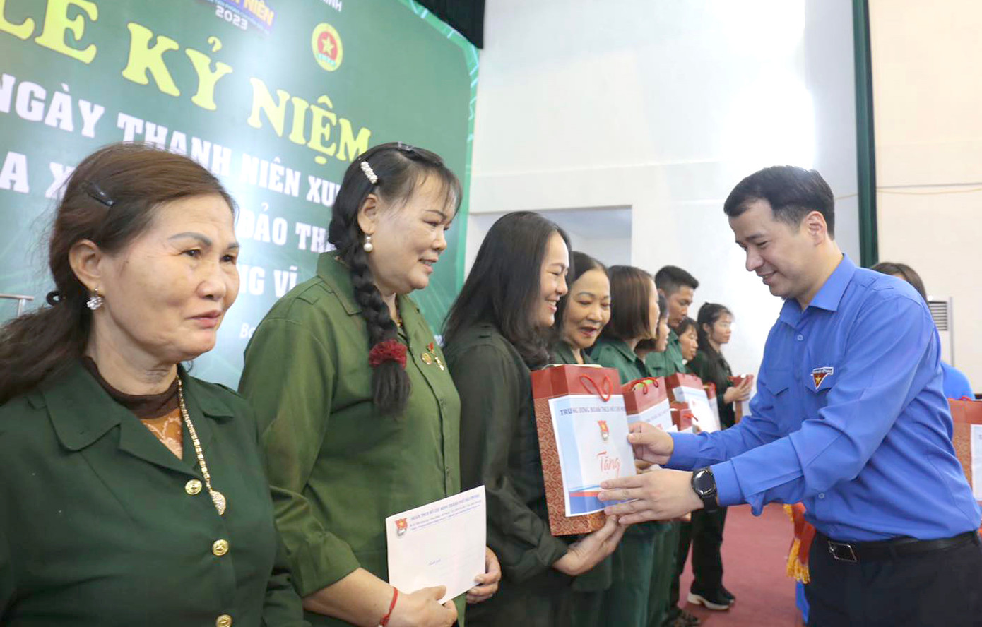 Anh Ngô Văn Cương tặng quà cho các TNXP đảo Thanh niên Bạch Long Vĩ. Ảnh: Bảo Anh