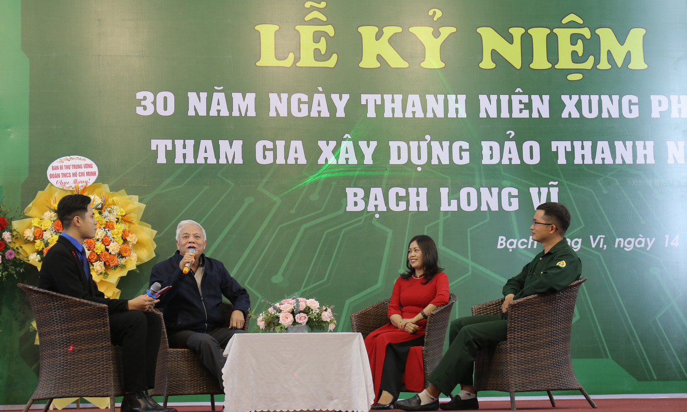 Chương trình giao lưu với các nhân chứng lịch sử đảo Thanh niên Bạch Long Vĩ. Ảnh: Bảo Anh