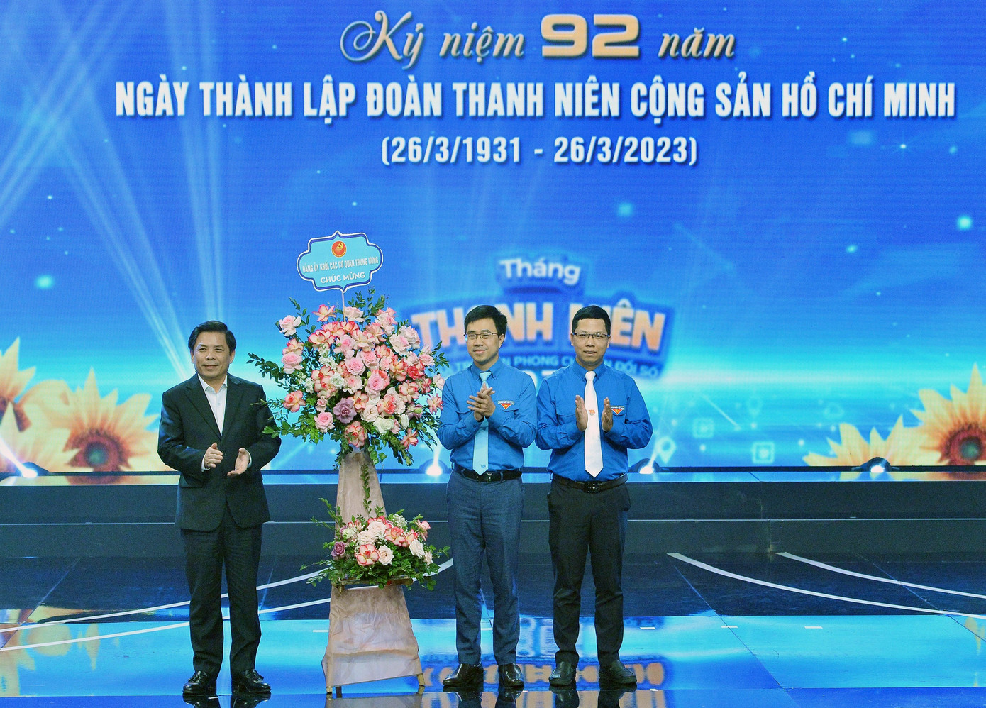 Bí thư Đảng ủy Khối Nguyễn Văn Thể tặng hoa chúc mừng kỷ niệm 92 năm Ngày thành lập Đoàn TNCS Hồ Chí Minh. Ảnh: CTV Bí thư Đảng ủy Khối Nguyễn Văn Thể tặng hoa chúc mừng kỷ niệm 92 năm Ngày thành lập Đoàn TNCS Hồ Chí Minh. Ảnh: CTV