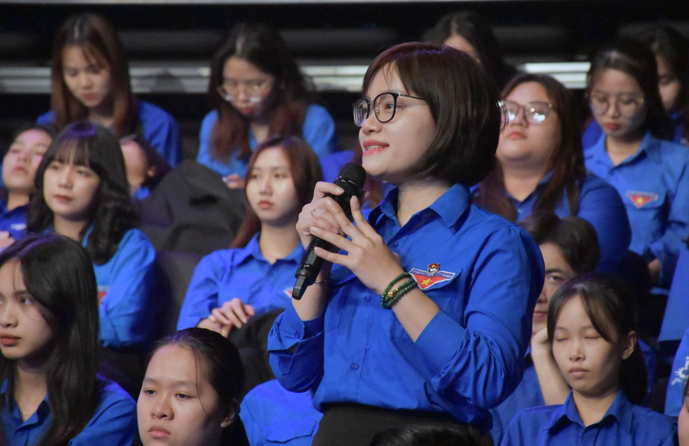 Đoàn viên thanh niên bày tỏ ý kiến, đặt câu hỏi tới Bí thư Đảng ủy Khối tại chương trình đối thoại. Ảnh: CTV Đoàn viên thanh niên bày tỏ ý kiến, đặt câu hỏi tới Bí thư Đảng ủy Khối tại chương trình đối thoại. Ảnh: CTV