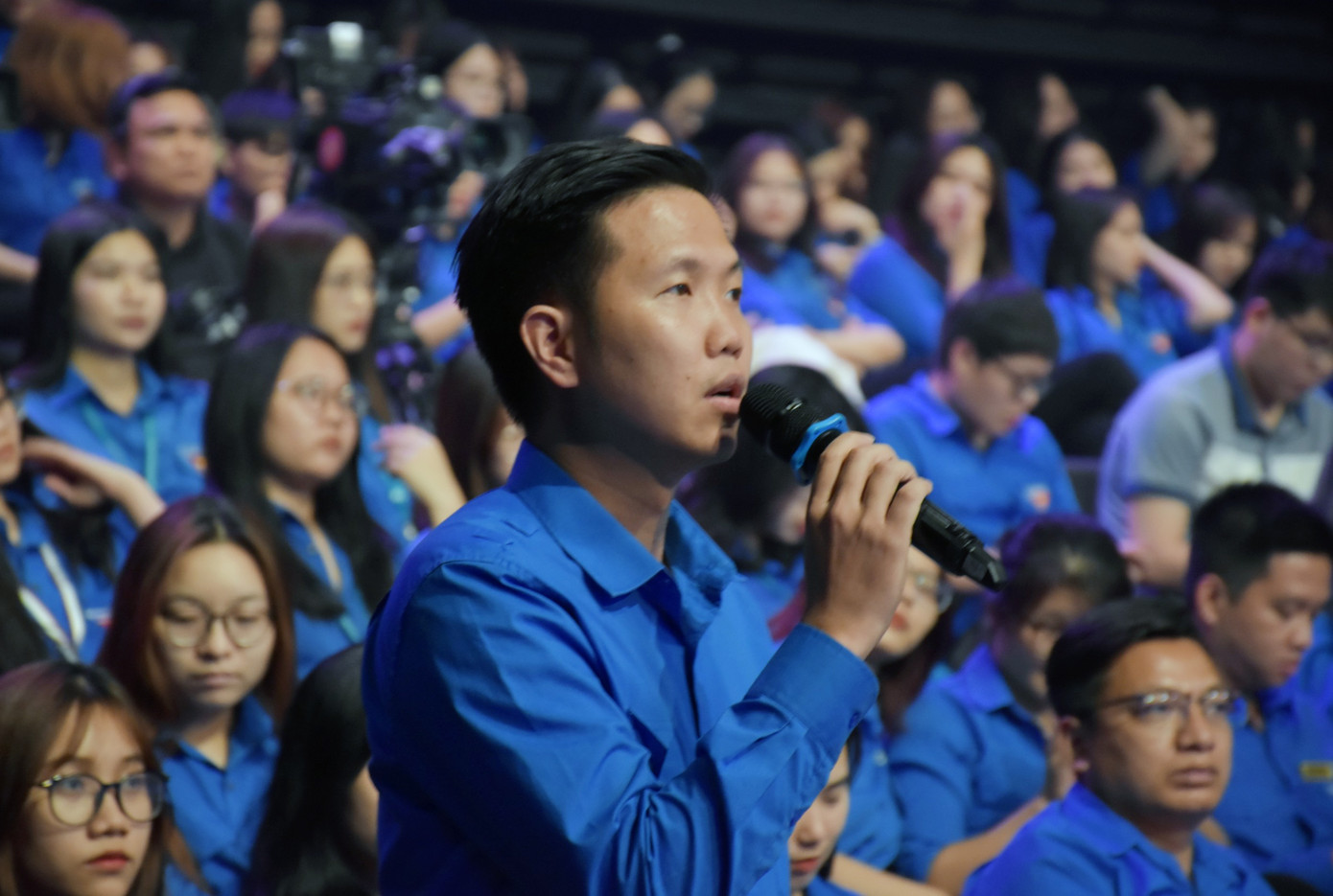 Đoàn viên thanh niên bày tỏ ý kiến, đặt câu hỏi tới Bí thư Đảng ủy Khối tại chương trình đối thoại. Ảnh: CTV Đoàn viên thanh niên bày tỏ ý kiến, đặt câu hỏi tới Bí thư Đảng ủy Khối tại chương trình đối thoại. Ảnh: CTV