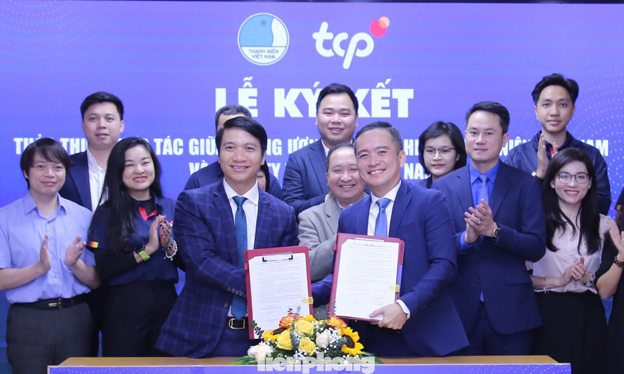 Anh Nguyễn Ngọc Lương và ông Nguyễn Thanh Huân ký kết thỏa thuận hợp tác T.Ư Hội LHTN Việt Nam và TCP Việt Nam giai đoạn 2023 - 2025. Ảnh: Lâm Đăng Hải