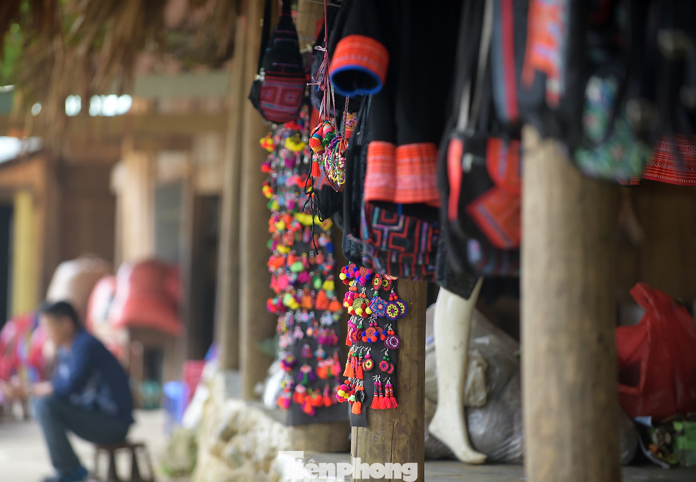 Chị Ly, anh Xà giới thiệu khu chợ đặc biệt ở Sin Suối Hồ. Ảnh: Xuân Tùng