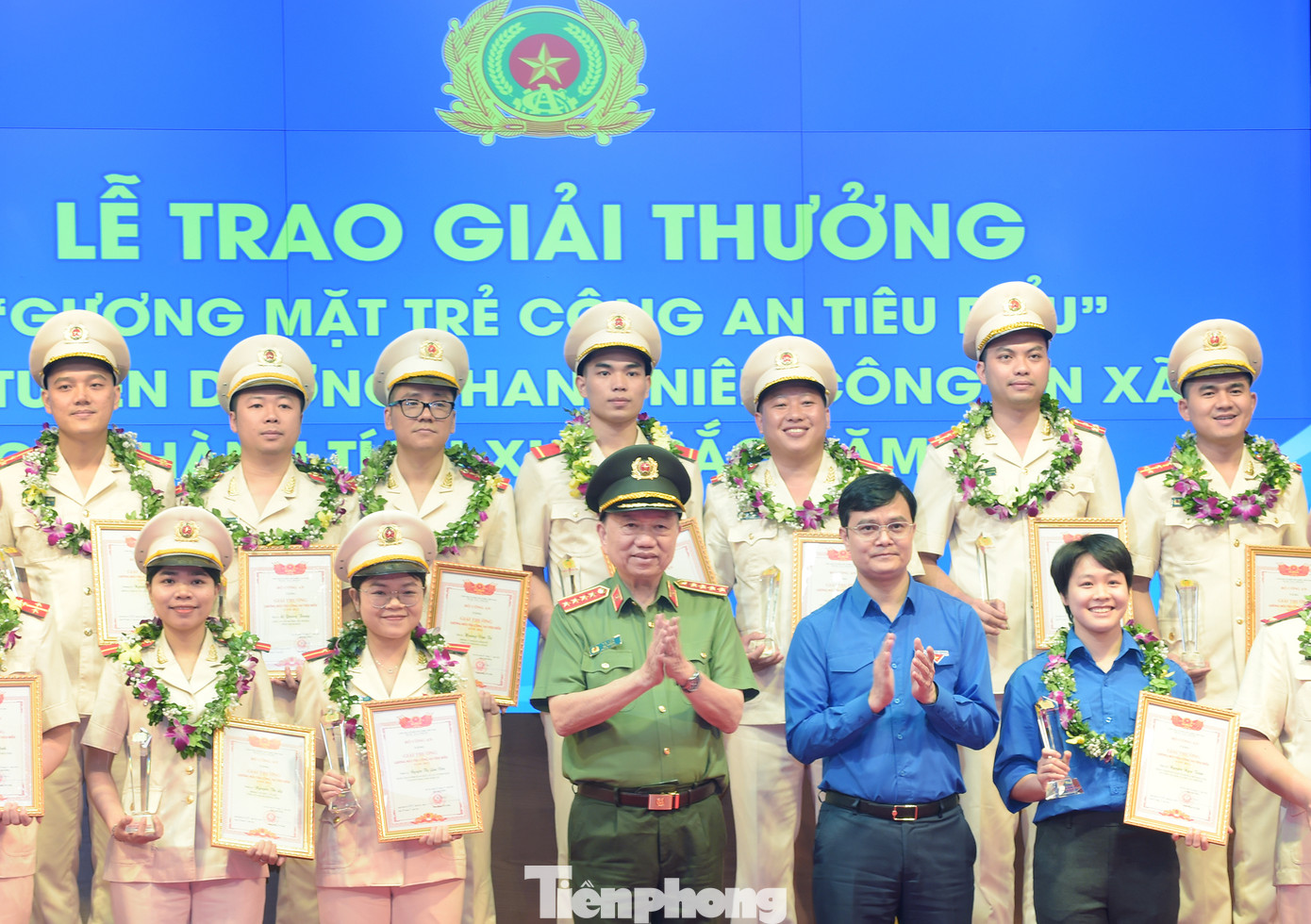 Bộ trưởng Bộ Công an Tô Lâm và Bí thư thứ nhất T.Ư Đoàn Bùi Quang Huy trao thưởng 20 Gương mặt trẻ Công an tiêu biểu năm 2022. Ảnh: Xuân Tùng Bộ trưởng Bộ Công an Tô Lâm và Bí thư thứ nhất T.Ư Đoàn Bùi Quang Huy trao thưởng 20 Gương mặt trẻ Công an tiêu biểu năm 2022. Ảnh: Xuân Tùng