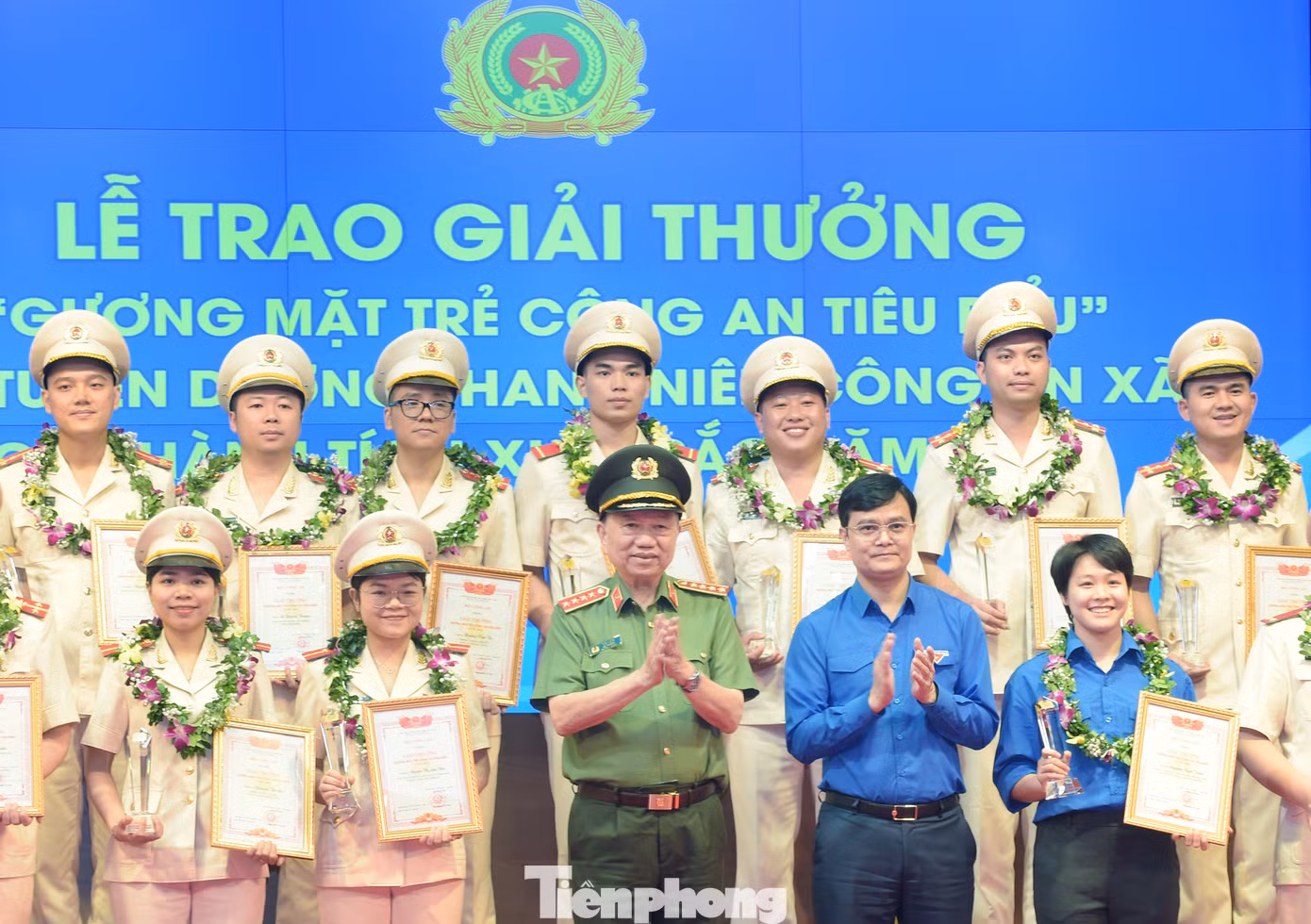 Bộ trưởng Bộ Công an Tô Lâm và Bí thư thứ nhất T.Ư Đoàn Bùi Quang Huy trao thưởng 20 Gương mặt trẻ Công an tiêu biểu năm 2022. Ảnh: Xuân Tùng