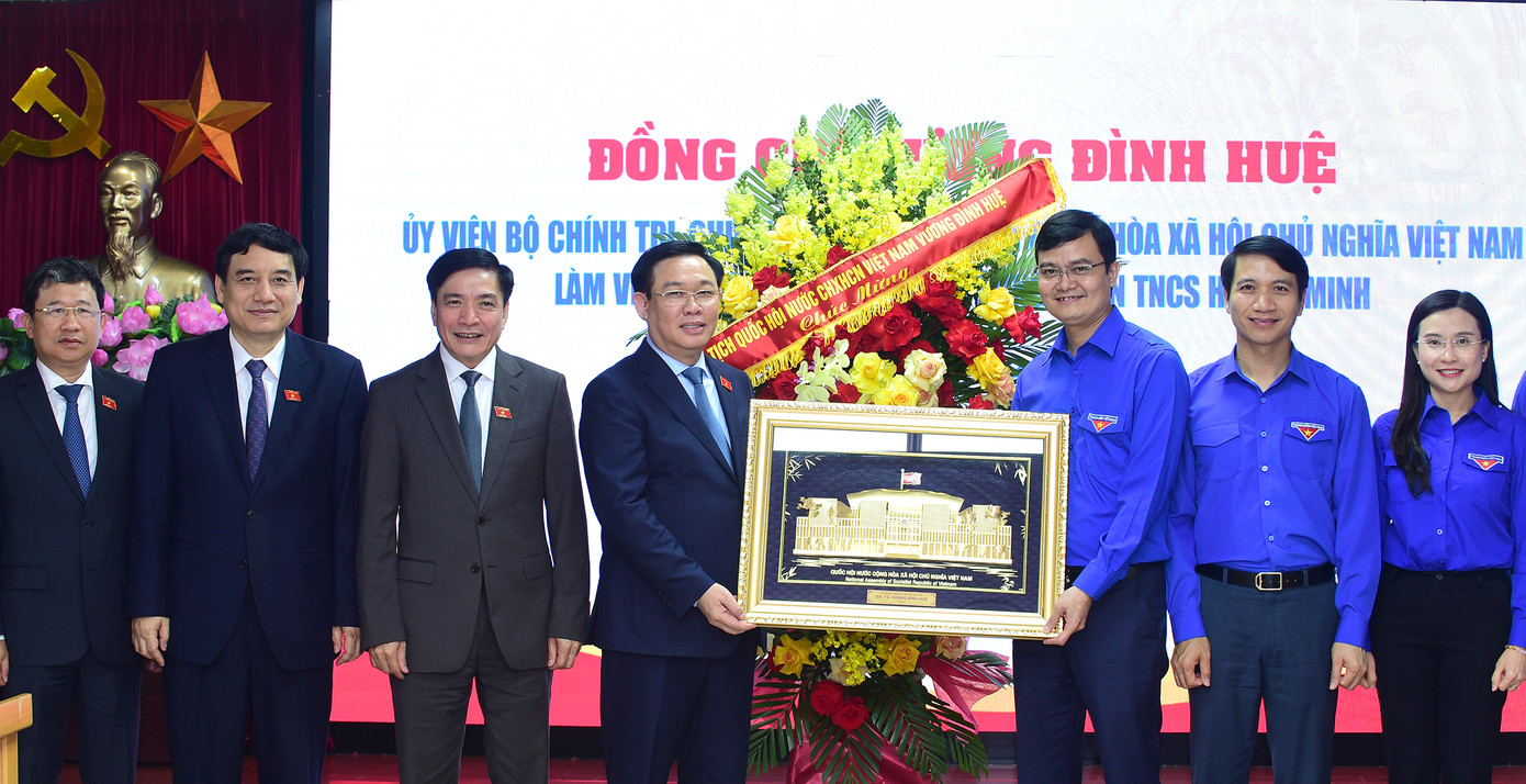 Chủ tịch Quốc hội Vương Đình Huệ tặng tranh Nhà Quốc hội cho Ban Bí thư T.Ư Đoàn. Ảnh: Xuân Tùng Chủ tịch Quốc hội Vương Đình Huệ tặng tranh Nhà Quốc hội cho Ban Bí thư T.Ư Đoàn. Ảnh: Xuân Tùng