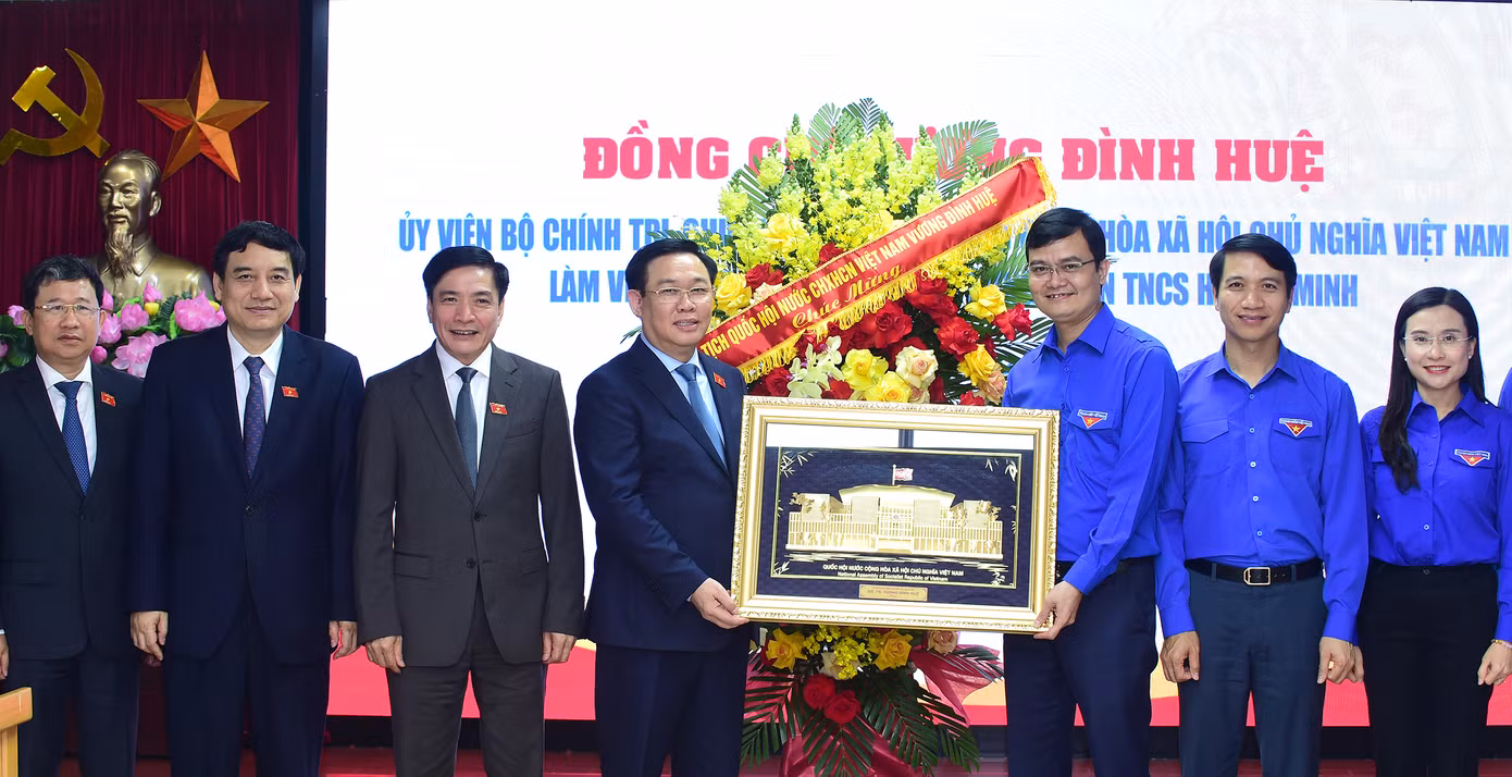 Chủ tịch Quốc hội Vương Đình Huệ tặng tranh Nhà Quốc hội cho Ban Bí thư T.Ư Đoàn. Ảnh: Xuân Tùng Chủ tịch Quốc hội Vương Đình Huệ tặng tranh Nhà Quốc hội cho Ban Bí thư T.Ư Đoàn. Ảnh: Xuân Tùng