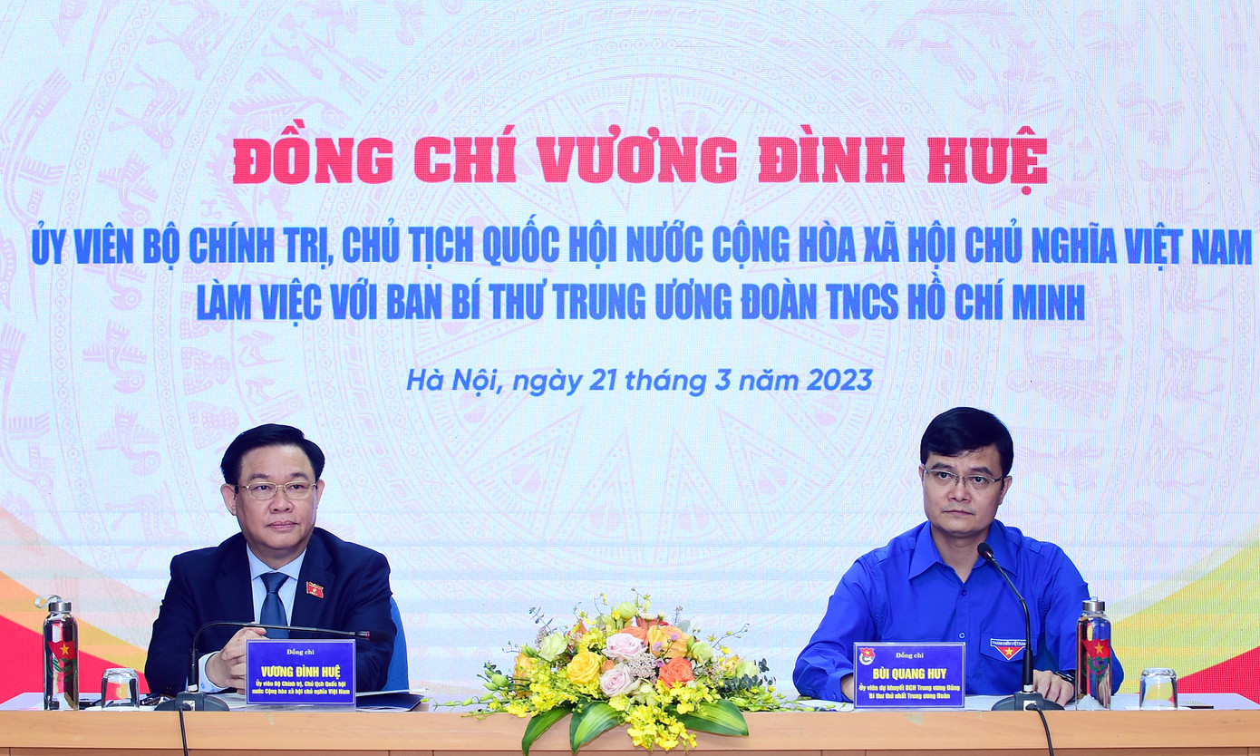 Ông Vương Đình Huệ và anh Bùi Quang Huy chủ trì buổi làm việc. Ảnh: Xuân Tùng