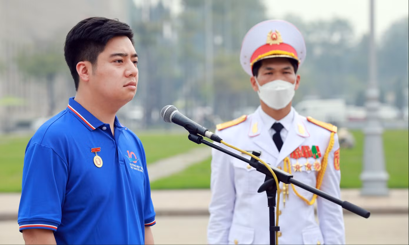 Trung úy Dương Hải Anh báo công dâng Bác.