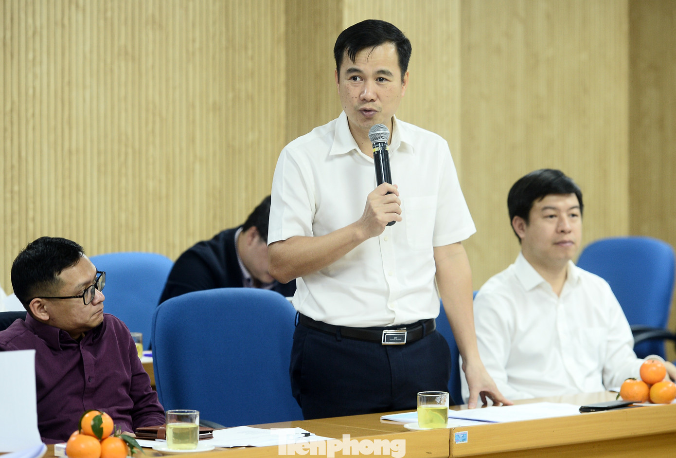 Các thành viên Hội đồng trao đổi ý kiến tại phiên họp. Ảnh: Duy Phạm