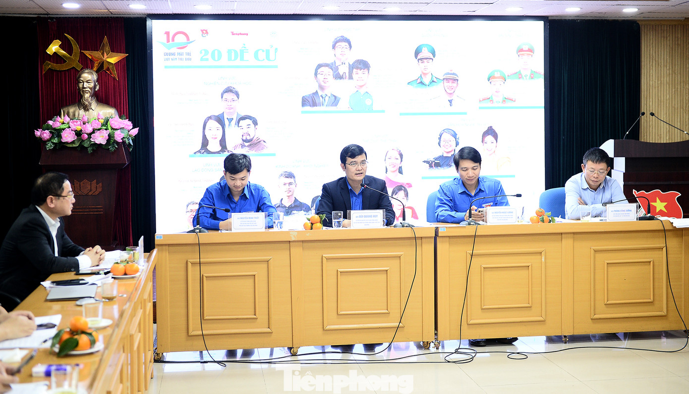 Anh Bùi Quang Huy chủ trì phiên họp lần thứ hai. Ảnh: Duy Phạm