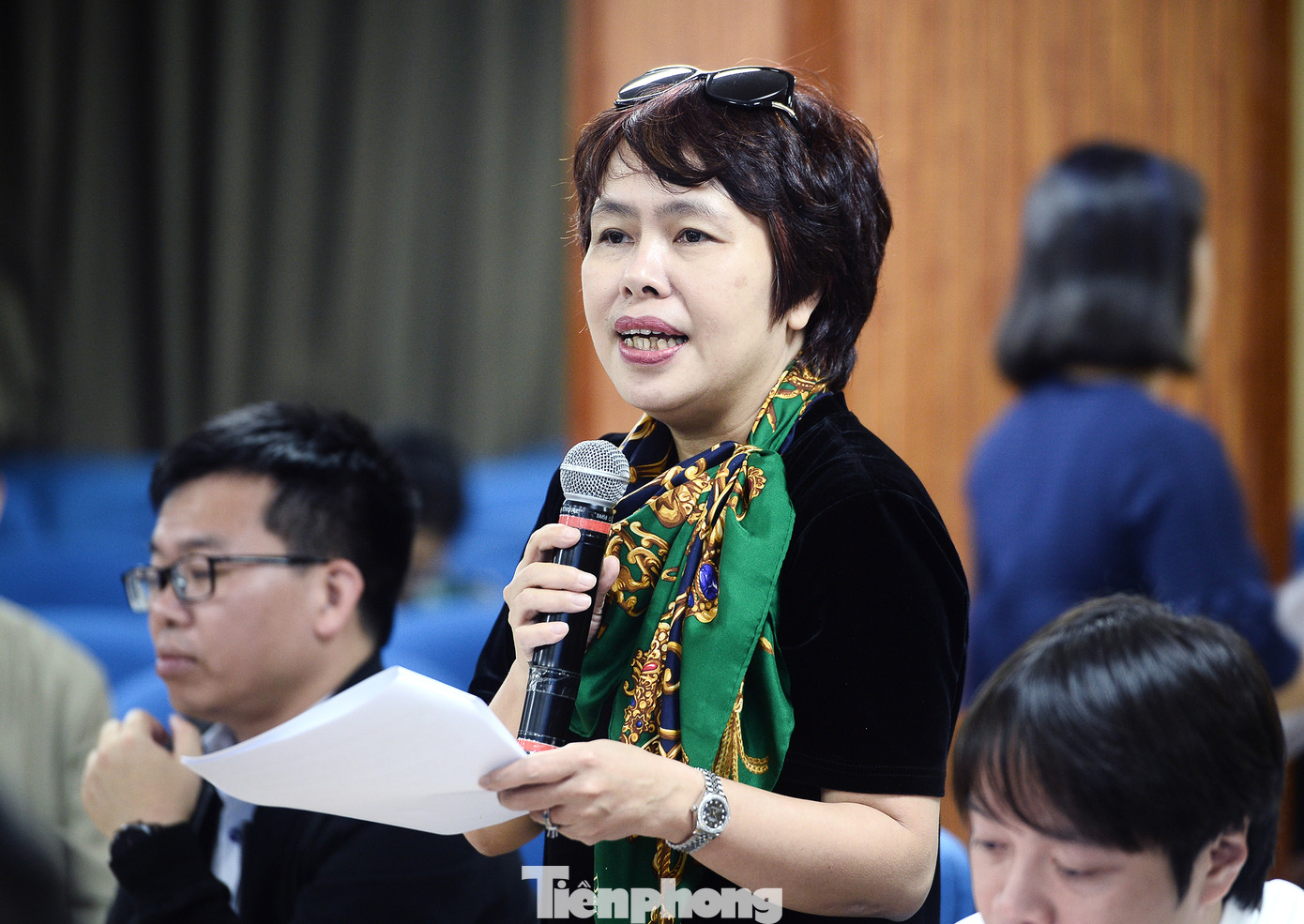 Các thành viên Hội đồng trao đổi ý kiến tại phiên họp. Ảnh: Duy Phạm