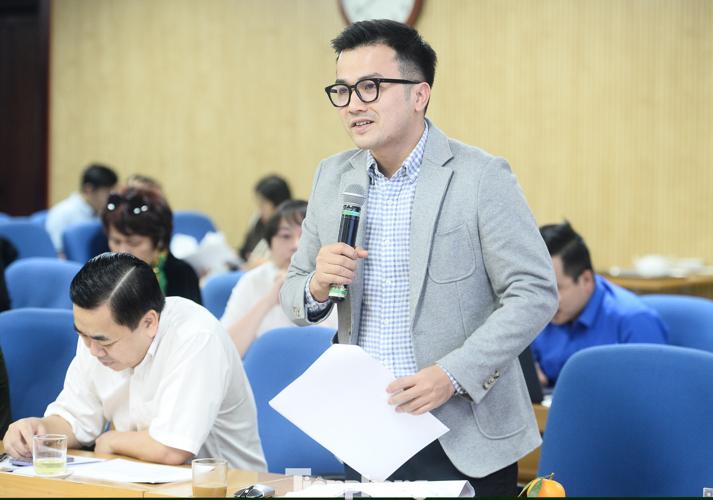 Các thành viên Hội đồng trao đổi ý kiến tại phiên họp. Ảnh: Duy Phạm