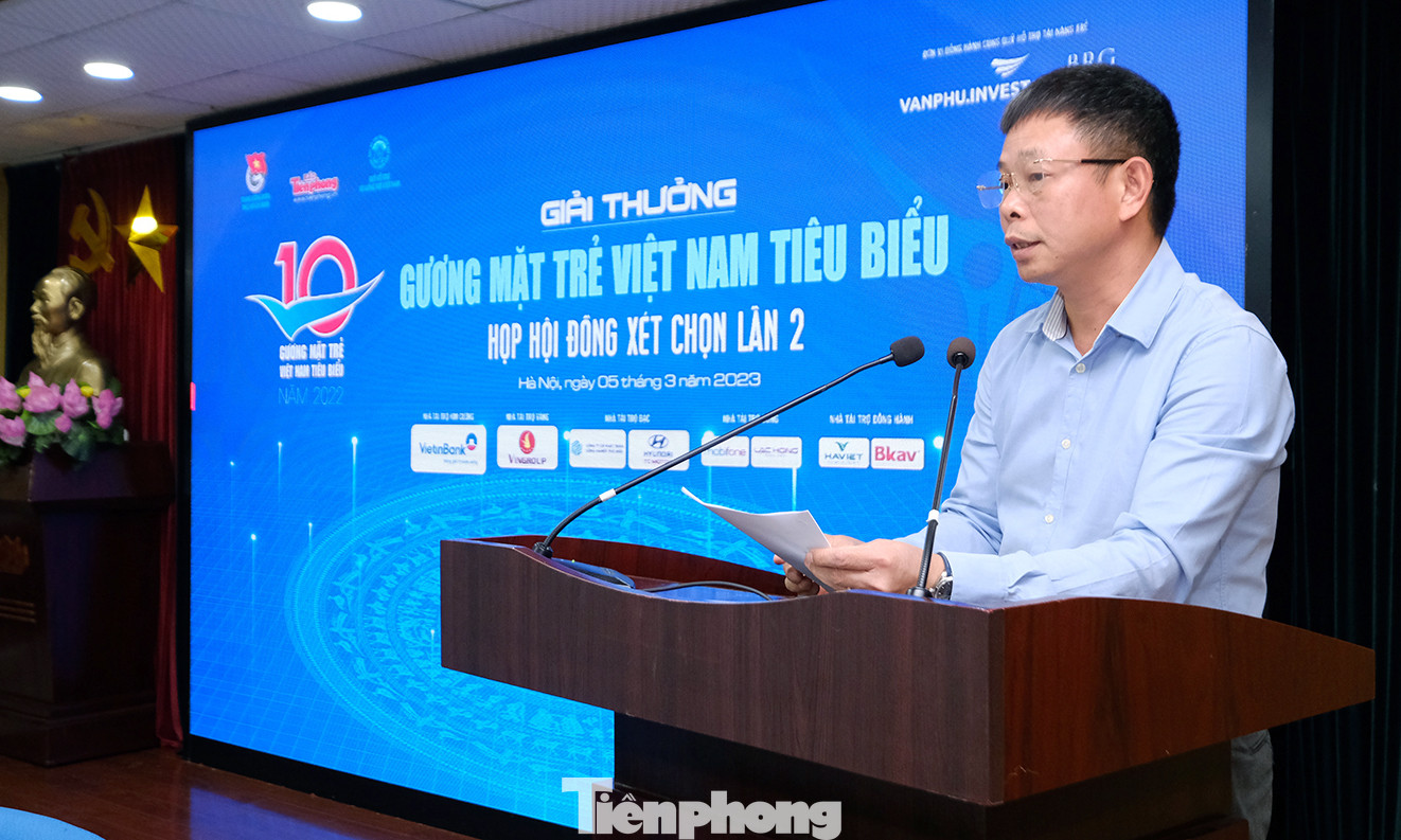 Nhà báo Phùng Công Sưởng thông tin về công tác chuẩn bị xét tặng Giải thưởng Gương mặt trẻ Việt Nam tiêu biểu năm 2022. Ảnh: Hoàng Mạnh Thắng