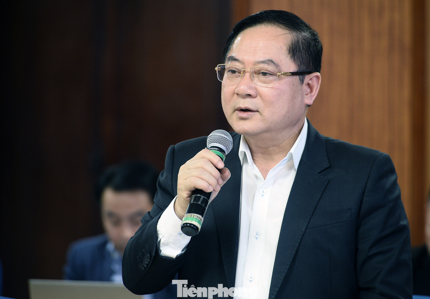 Các thành viên Hội đồng trao đổi ý kiến tại phiên họp. Ảnh: Duy Phạm