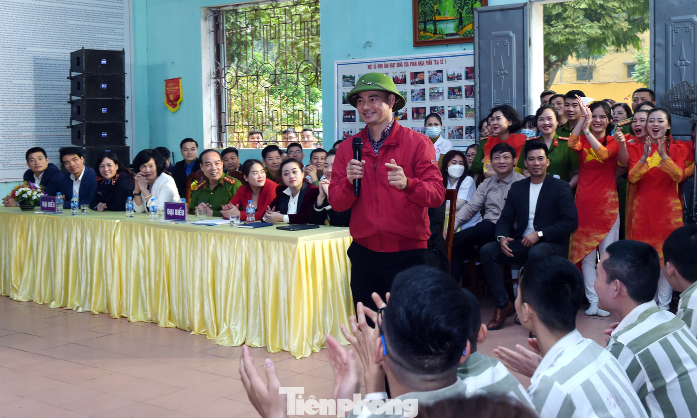Tại chương trình, NSƯT Xuân Bắc và thành viên CLB Nghệ sĩ trẻ giao lưu, động viên các phạm nhân rèn luyện, cải tạo tốt sớm hòa nhập với cộng đồng. Ca sĩ Hà Myo - Gương mặt trẻ Việt Nam tiêu biểu năm 2022, cùng các ca sĩ trình bày nhiều tiết mục cũng là những thông điệp ý nghĩa hướng đến các phạm nhân. Ảnh: Xuân Tùng Tại chương trình, NSƯT Xuân Bắc và thành viên CLB Nghệ sĩ trẻ giao lưu, động viên các phạm nhân rèn luyện, cải tạo tốt sớm hòa nhập với cộng đồng. Ca sĩ Hà Myo - Gương mặt trẻ Việt Nam tiêu biểu năm 2022, cùng các ca sĩ trình bày nhiều tiết mục cũng là những thông điệp ý nghĩa hướng đến các phạm nhân. Ảnh: Xuân Tùng