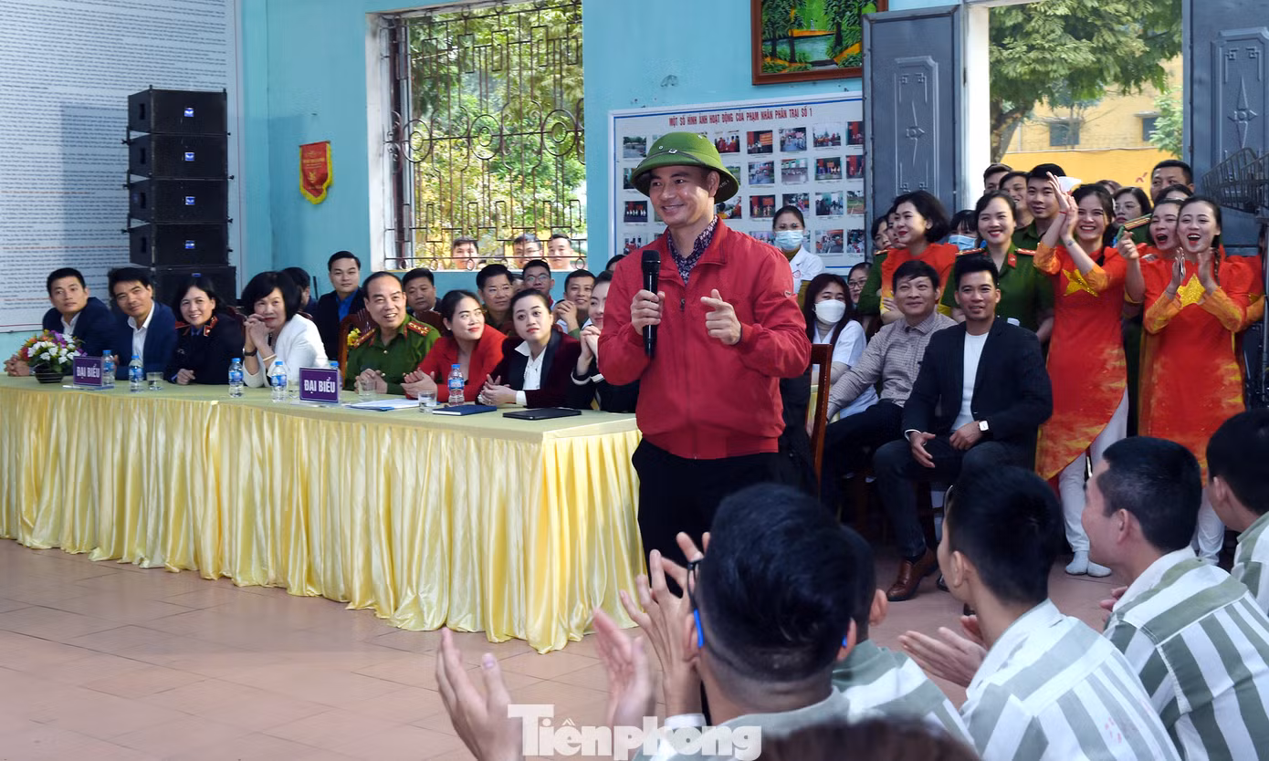Tại chương trình, NSƯT Xuân Bắc và thành viên CLB Nghệ sĩ trẻ giao lưu, động viên các phạm nhân rèn luyện, cải tạo tốt sớm hòa nhập với cộng đồng. Ca sĩ Hà Myo - Gương mặt trẻ Việt Nam tiêu biểu năm 2022, cùng các ca sĩ trình bày nhiều tiết mục cũng là những thông điệp ý nghĩa hướng đến các phạm nhân. Ảnh: Xuân Tùng
