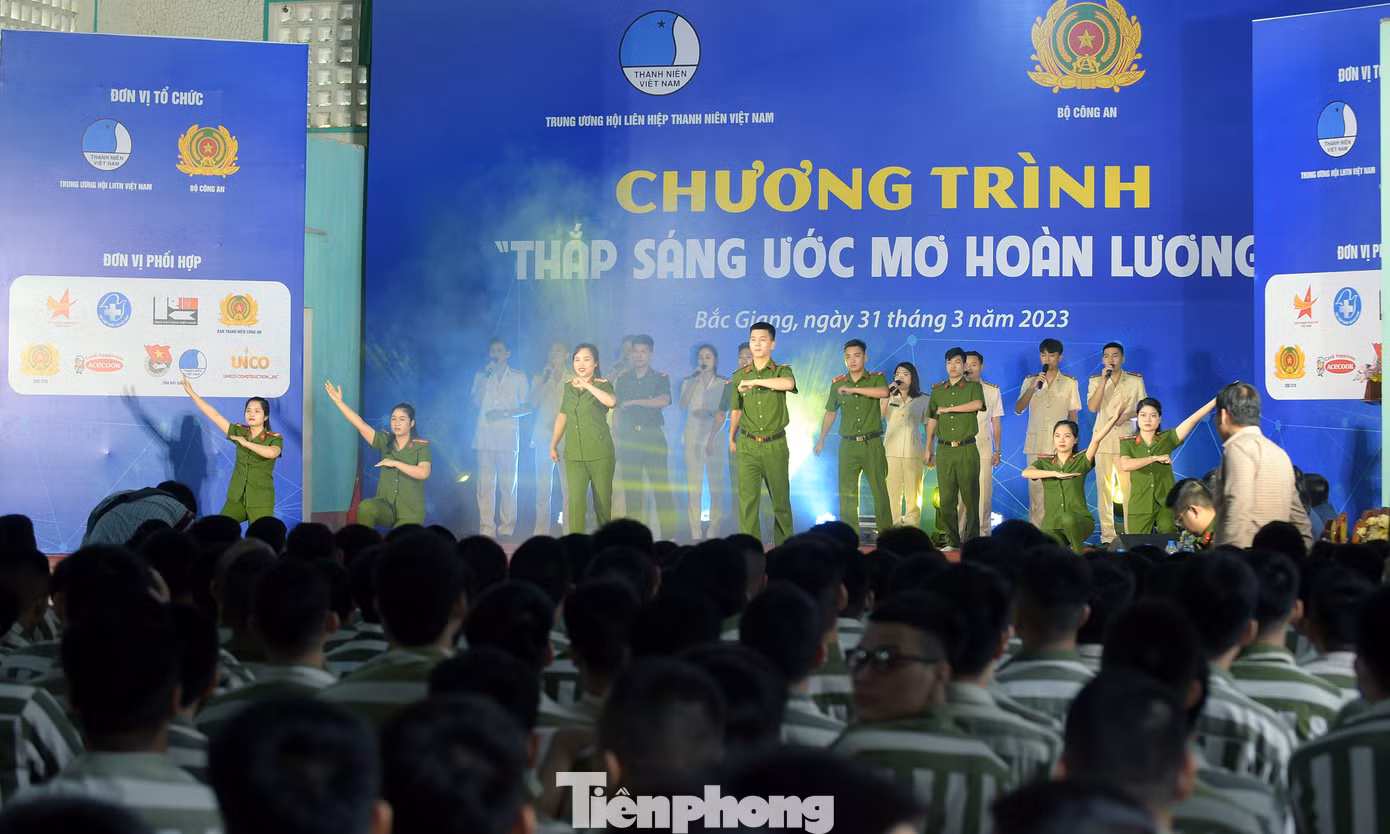 Tiết mục văn nghệ mở màn chương trình của cán bộ, đoàn viên thanh niên Trại giam Ngọc Lý. Ảnh: Xuân Tùng