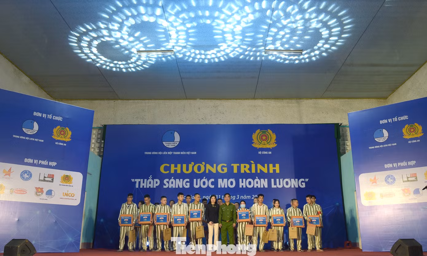 Tại chương trình đã trao tặng nhiều phần quà cho các phạm nhân độ tuổi thanh niên cải tạo tốt trong thời gian qua; khám bệnh và tư vấn sức khỏe cho các phạm nhân. Ảnh: Xuân Tùng