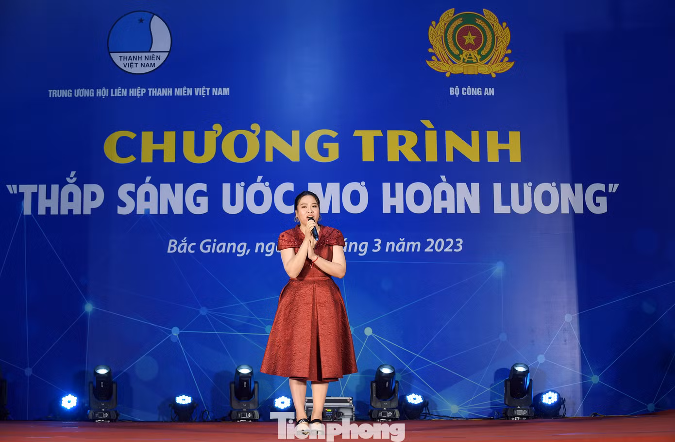 Tại chương trình, NSƯT Xuân Bắc và thành viên CLB Nghệ sĩ trẻ giao lưu, động viên các phạm nhân rèn luyện, cải tạo tốt sớm hòa nhập với cộng đồng. Ca sĩ Hà Myo - Gương mặt trẻ Việt Nam tiêu biểu năm 2022, cùng các ca sĩ trình bày nhiều tiết mục cũng là những thông điệp ý nghĩa hướng đến các phạm nhân. Ảnh: Xuân Tùng