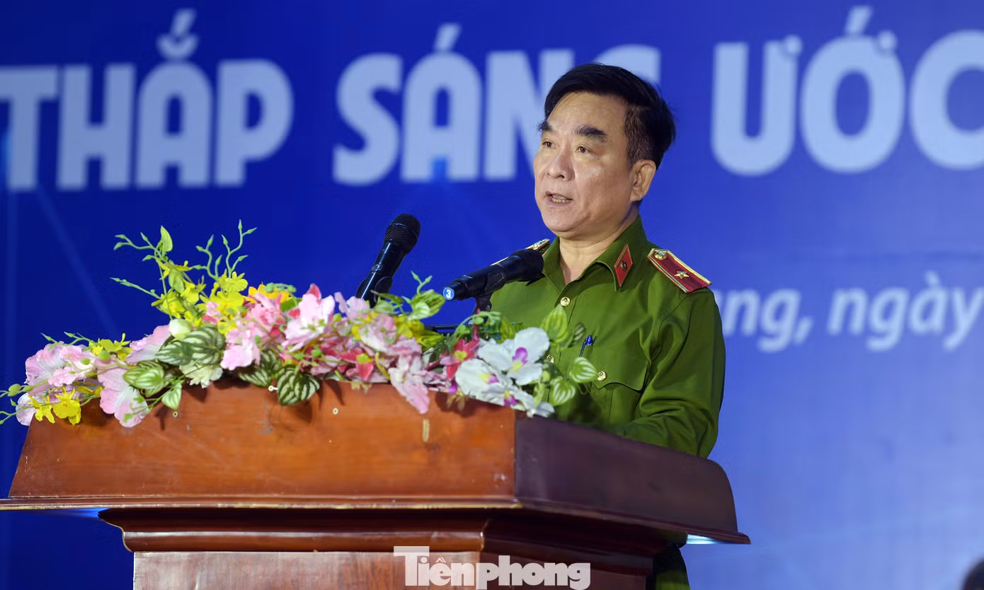 Thiếu tướng Nguyễn Việt Hùng phát biểu tại chương trình. Ảnh: Xuân Tùng