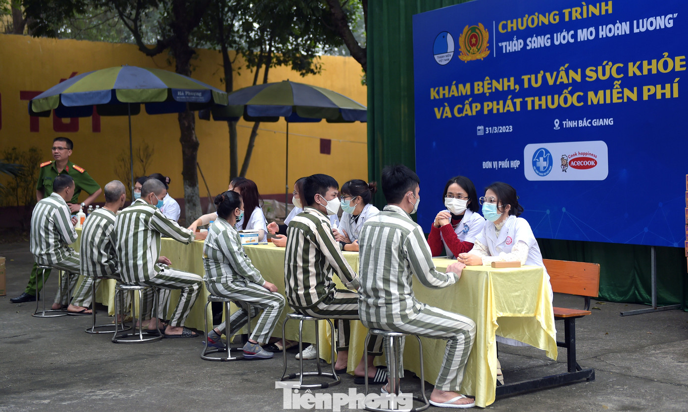 Tại chương trình đã trao tặng nhiều phần quà cho các phạm nhân độ tuổi thanh niên cải tạo tốt trong thời gian qua; khám bệnh và tư vấn sức khỏe cho các phạm nhân. Ảnh: Xuân Tùng Tại chương trình đã trao tặng nhiều phần quà cho các phạm nhân độ tuổi thanh niên cải tạo tốt trong thời gian qua; khám bệnh và tư vấn sức khỏe cho các phạm nhân. Ảnh: Xuân Tùng
