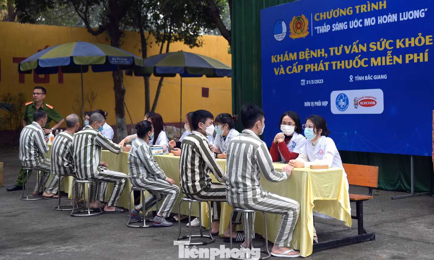 Tại chương trình đã trao tặng nhiều phần quà cho các phạm nhân độ tuổi thanh niên cải tạo tốt trong thời gian qua; khám bệnh và tư vấn sức khỏe cho các phạm nhân. Ảnh: Xuân Tùng