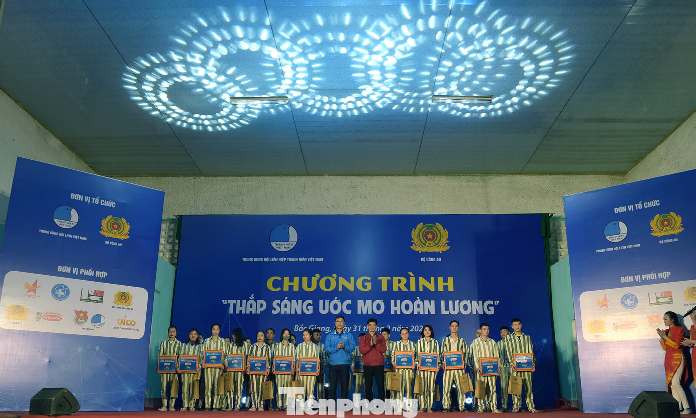 Tại chương trình đã trao tặng nhiều phần quà cho các phạm nhân độ tuổi thanh niên cải tạo tốt trong thời gian qua; khám bệnh và tư vấn sức khỏe cho các phạm nhân. Ảnh: Xuân Tùng Tại chương trình đã trao tặng nhiều phần quà cho các phạm nhân độ tuổi thanh niên cải tạo tốt trong thời gian qua; khám bệnh và tư vấn sức khỏe cho các phạm nhân. Ảnh: Xuân Tùng