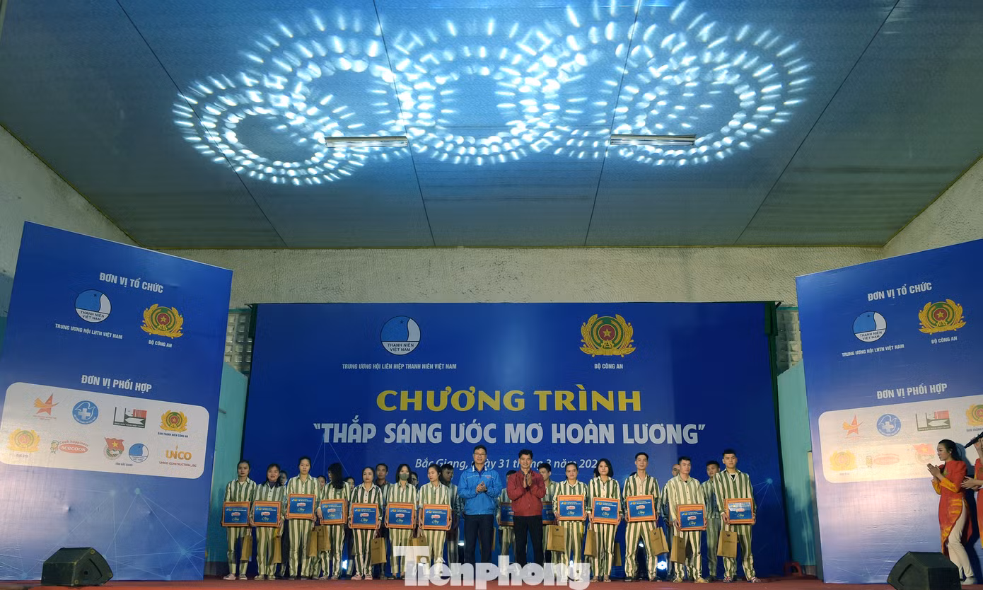 Tại chương trình đã trao tặng nhiều phần quà cho các phạm nhân độ tuổi thanh niên cải tạo tốt trong thời gian qua; khám bệnh và tư vấn sức khỏe cho các phạm nhân. Ảnh: Xuân Tùng