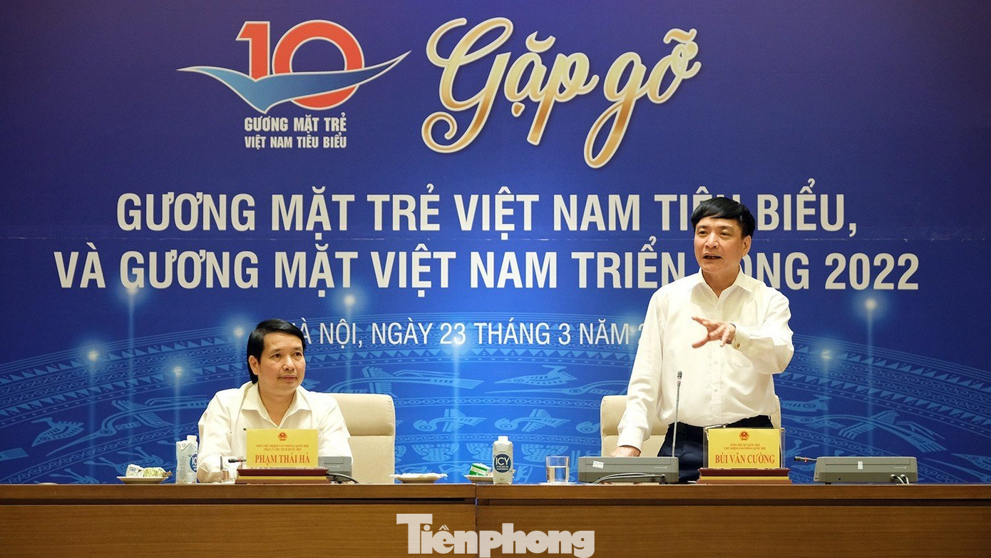 Ông Bùi Văn Cường, Tổng Thư ký Quốc hội, Chủ nhiệm Văn phòng phát biểu tại chương trình. Ông Bùi Văn Cường, Tổng Thư ký Quốc hội, Chủ nhiệm Văn phòng phát biểu tại chương trình.