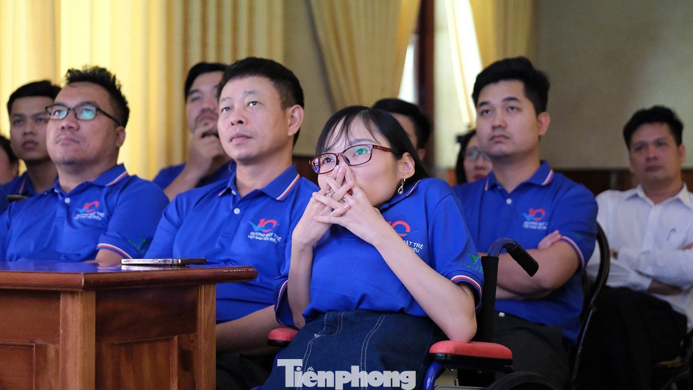 Các đại biểu xúc động theo dõi phim tư liệu "Những giờ phút cuối đời Chủ tịch Hồ Chí Minh". Các đại biểu xúc động theo dõi phim tư liệu "Những giờ phút cuối đời Chủ tịch Hồ Chí Minh".