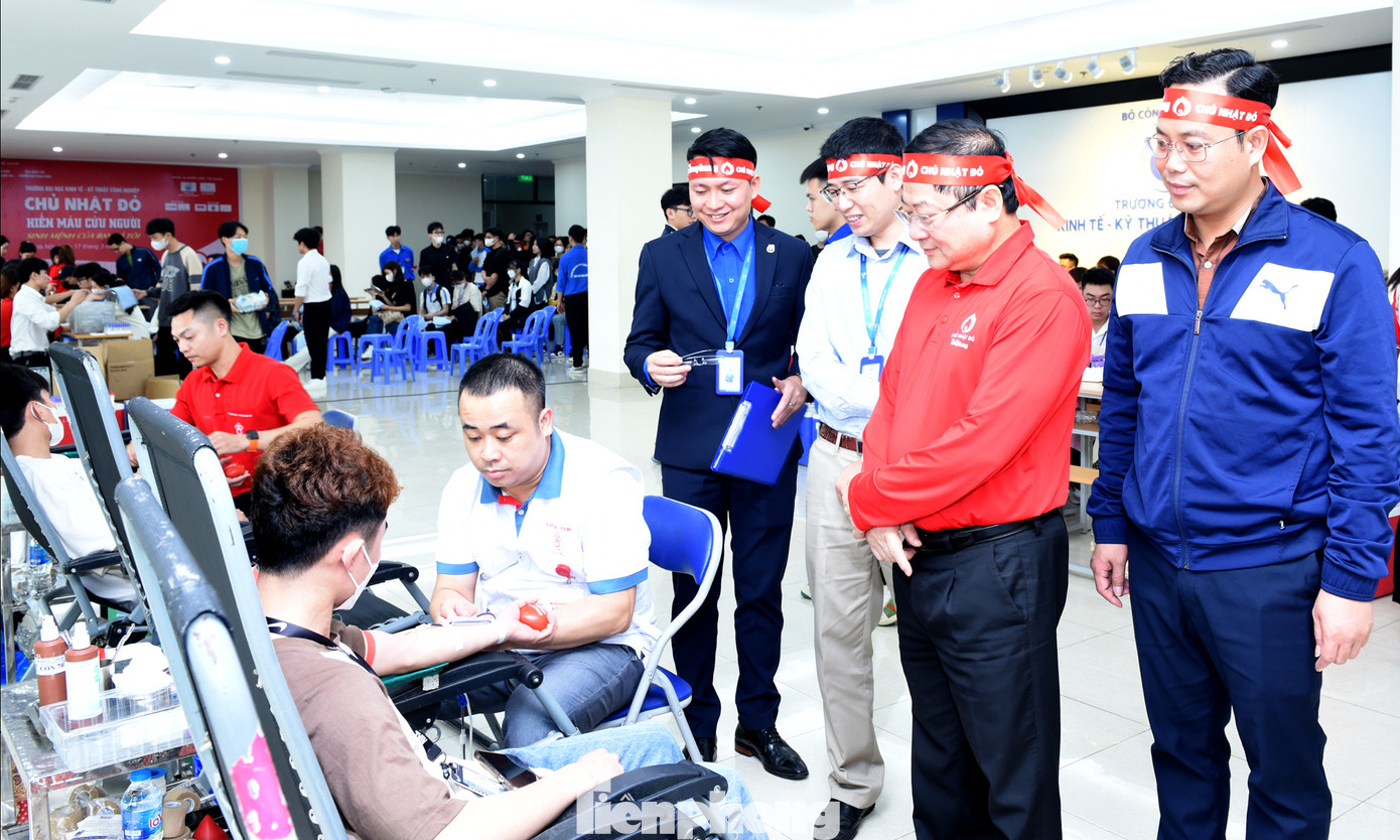 Ban Tổ chức chương trình thăm, động viên người tham gia hiến máu; tặng quà 10 người hiến máu sớm nhất. Ảnh: Xuân Tùng