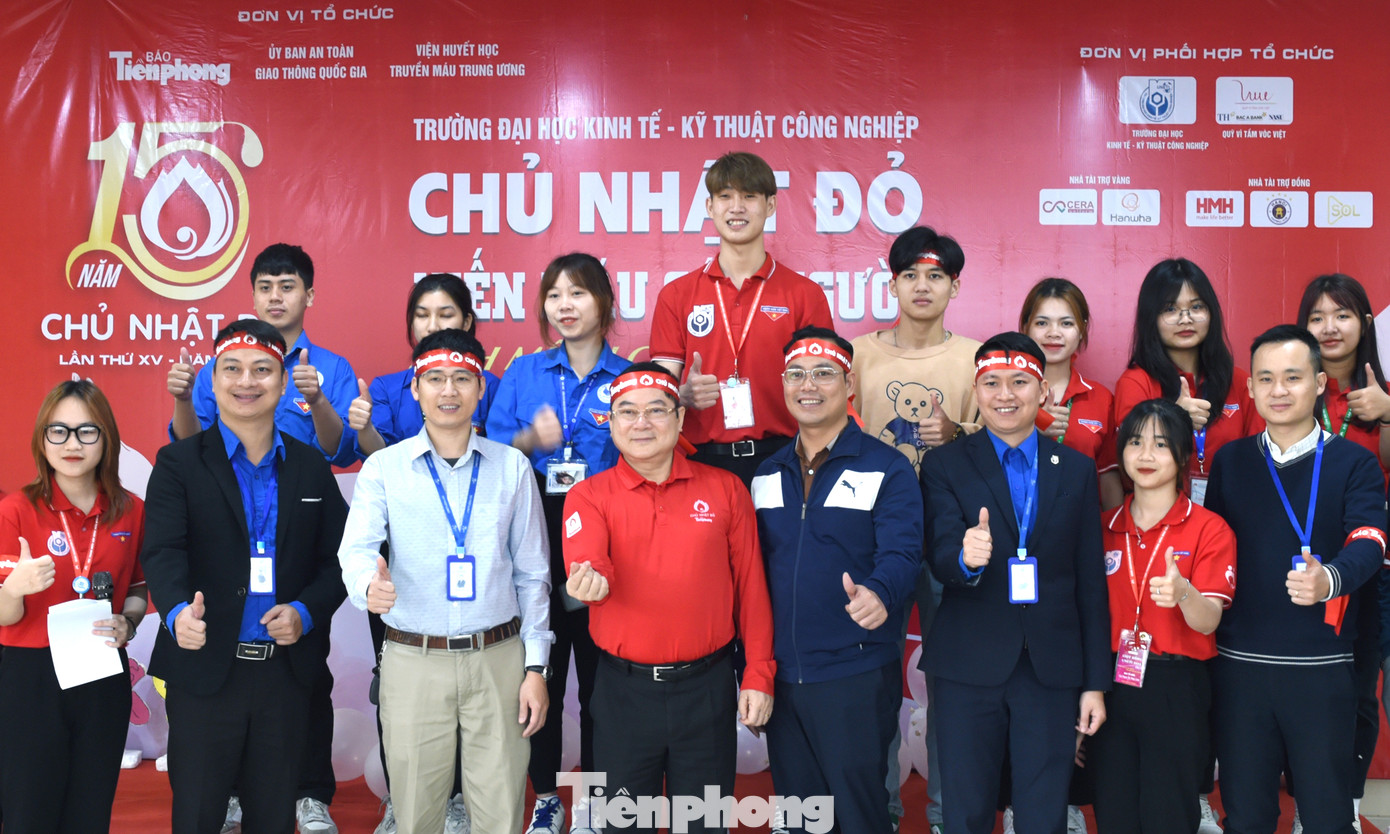 Ban Tổ chức chương trình thăm, động viên người tham gia hiến máu; tặng quà 10 người hiến máu sớm nhất. Ảnh: Xuân Tùng