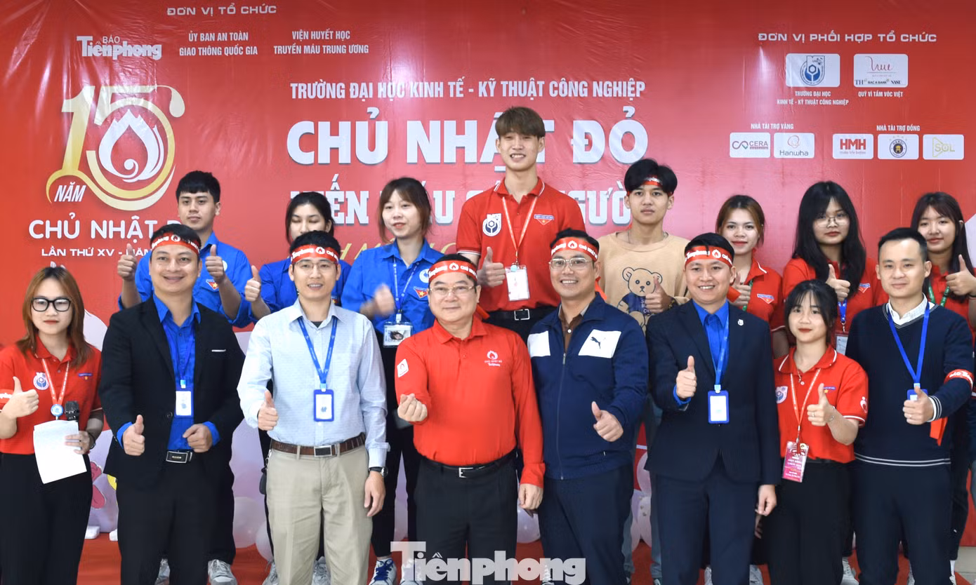 Ban Tổ chức chương trình thăm, động viên người tham gia hiến máu; tặng quà 10 người hiến máu sớm nhất. Ảnh: Xuân Tùng Ban Tổ chức chương trình thăm, động viên người tham gia hiến máu; tặng quà 10 người hiến máu sớm nhất. Ảnh: Xuân Tùng