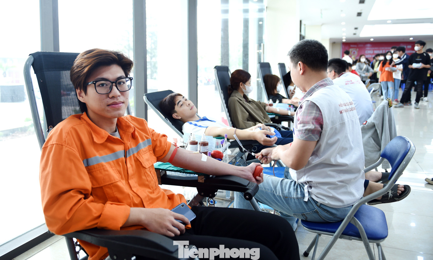 Nguyễn Việt Hòa lần thứ hai hiến máu. Ảnh: Xuân Tùng