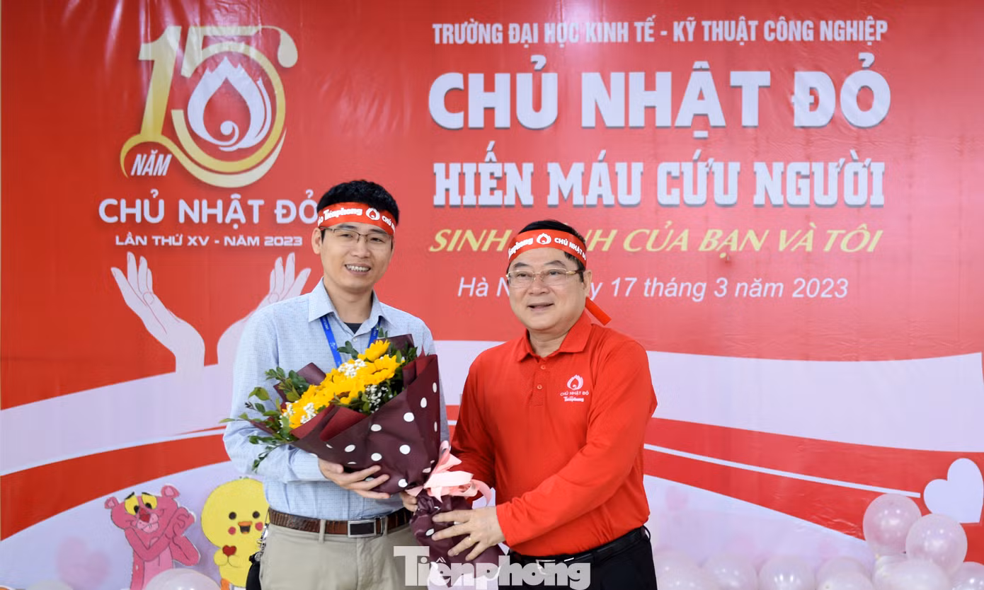Nhà báo Lê Xuân Sơn tặng hoa PGS.TS Nguyễn Hữu Quang. Ảnh: Xuân Tùng Nhà báo Lê Xuân Sơn tặng hoa PGS.TS Nguyễn Hữu Quang. Ảnh: Xuân Tùng